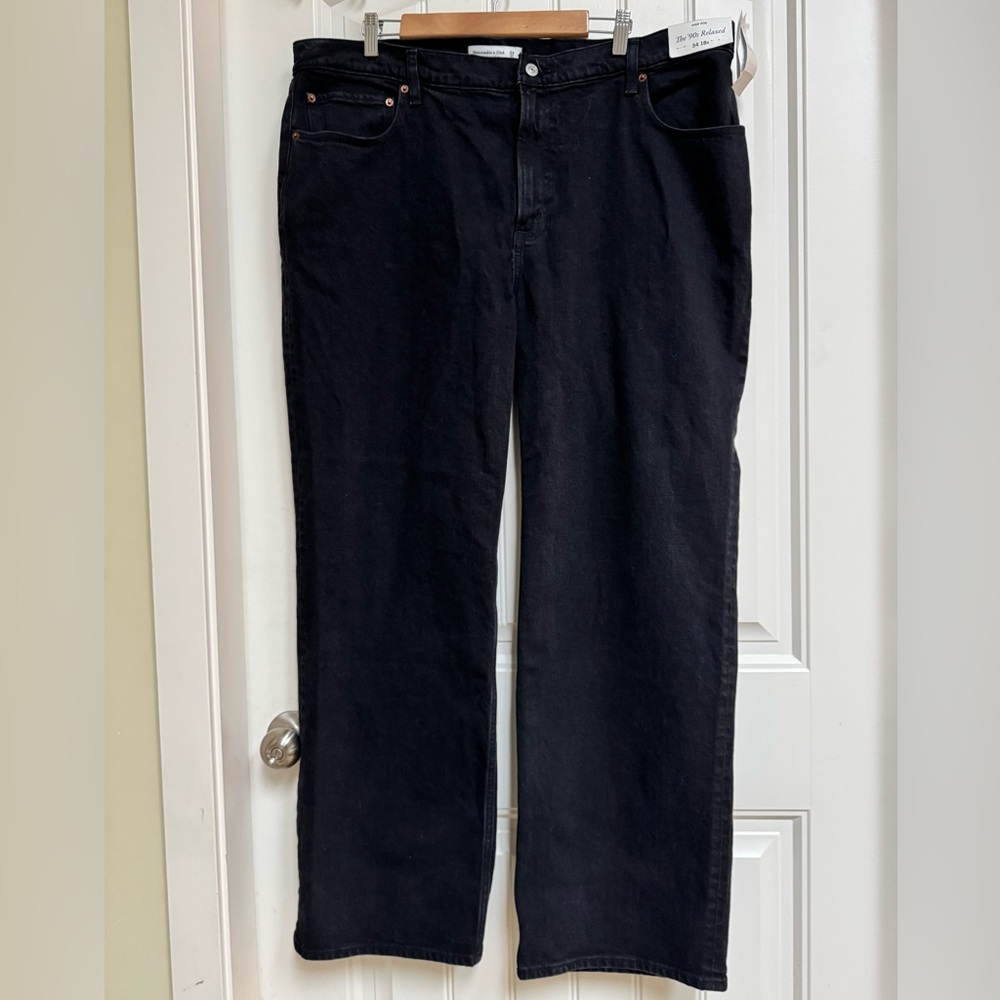 NWT Abercrombie & Fitch Black 90’s Relaxed High Rise Jeans. Size 34/18R